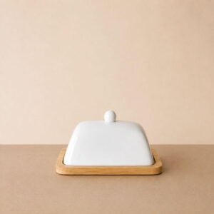 MANTEQUILLERA BASE DE MADER Y TAPA CERAMICA BLANCA
