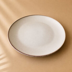 PLATO LLANO BEIGE FILO CAFÉ 2